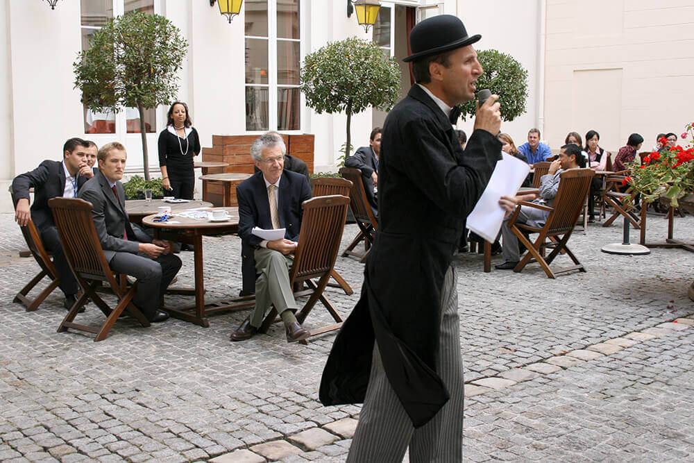 Cluedo Giant Outdoor - Solving a mystery