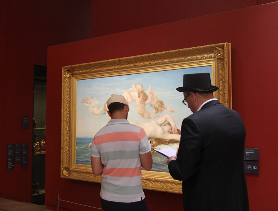 Les suspects cherchent des indices dans un tableau pendant un Rallye au Musée d'Orsay